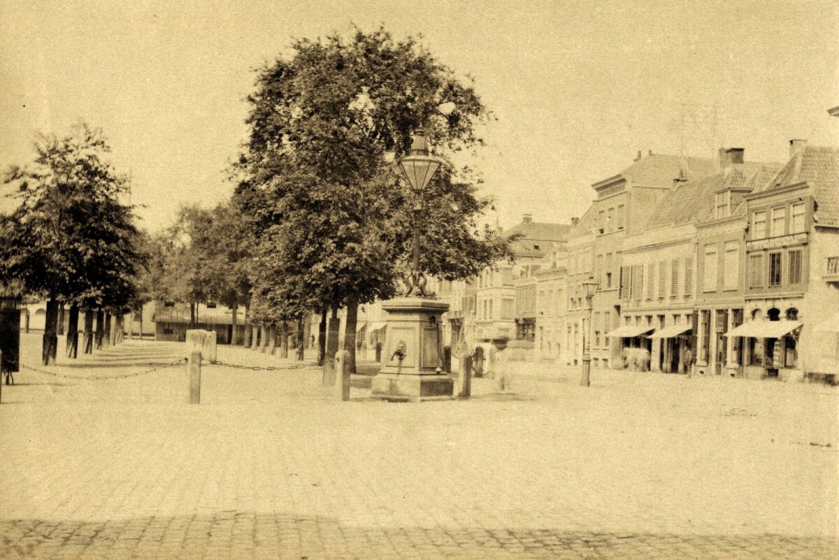 Een mooi sfeerplaatje van het Vreeburg rond 1875. Links naast de pomp zien we tussen de bomen door de zijgevel van De Liggende Os, waar dan nog alleen een luifel tegenaan gebouwd is. Dat zou dus in 1878 een warande worden.