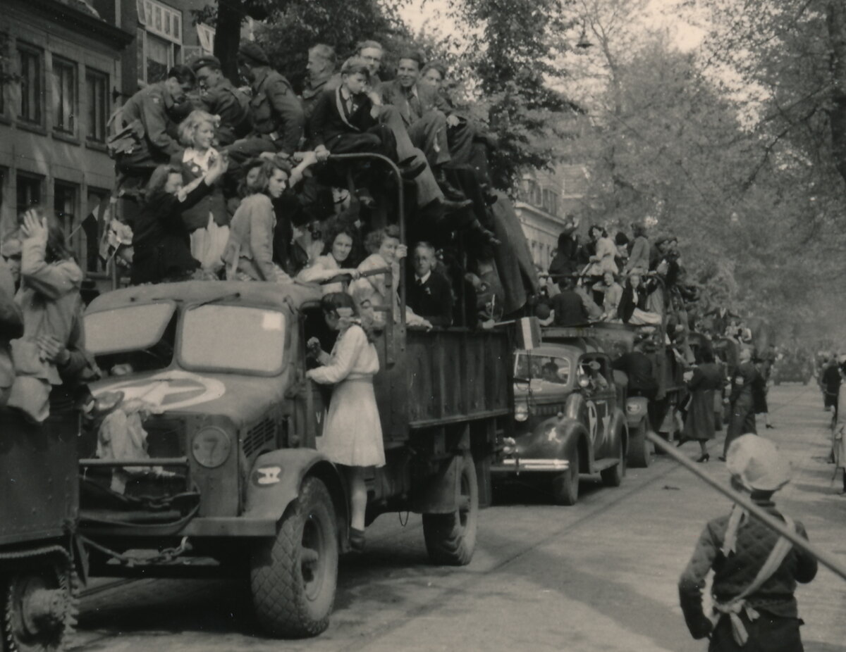 Feestvierende Utrechters op voertuigen van de Engelse Polar Bears. Foto: J. Dees