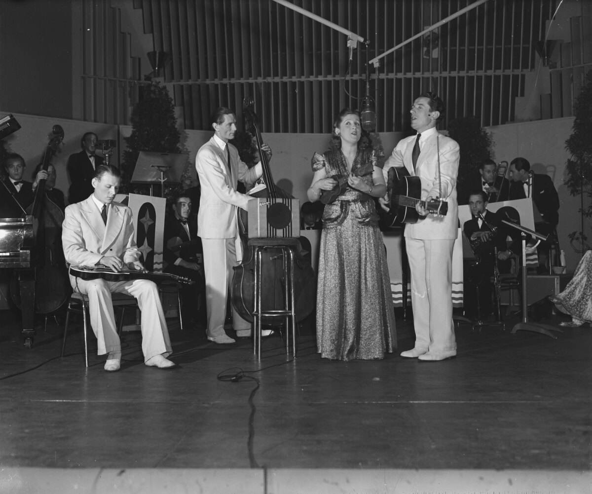 De Kilima Hawaiians in 1946 met vlnr. steelguitarist Theo Ehrlicher, bassist Wim van Herpen, Mary Buijsman, gitarist Bill Buijsman. Foto: Koos Raucamp/Nationaal Archief