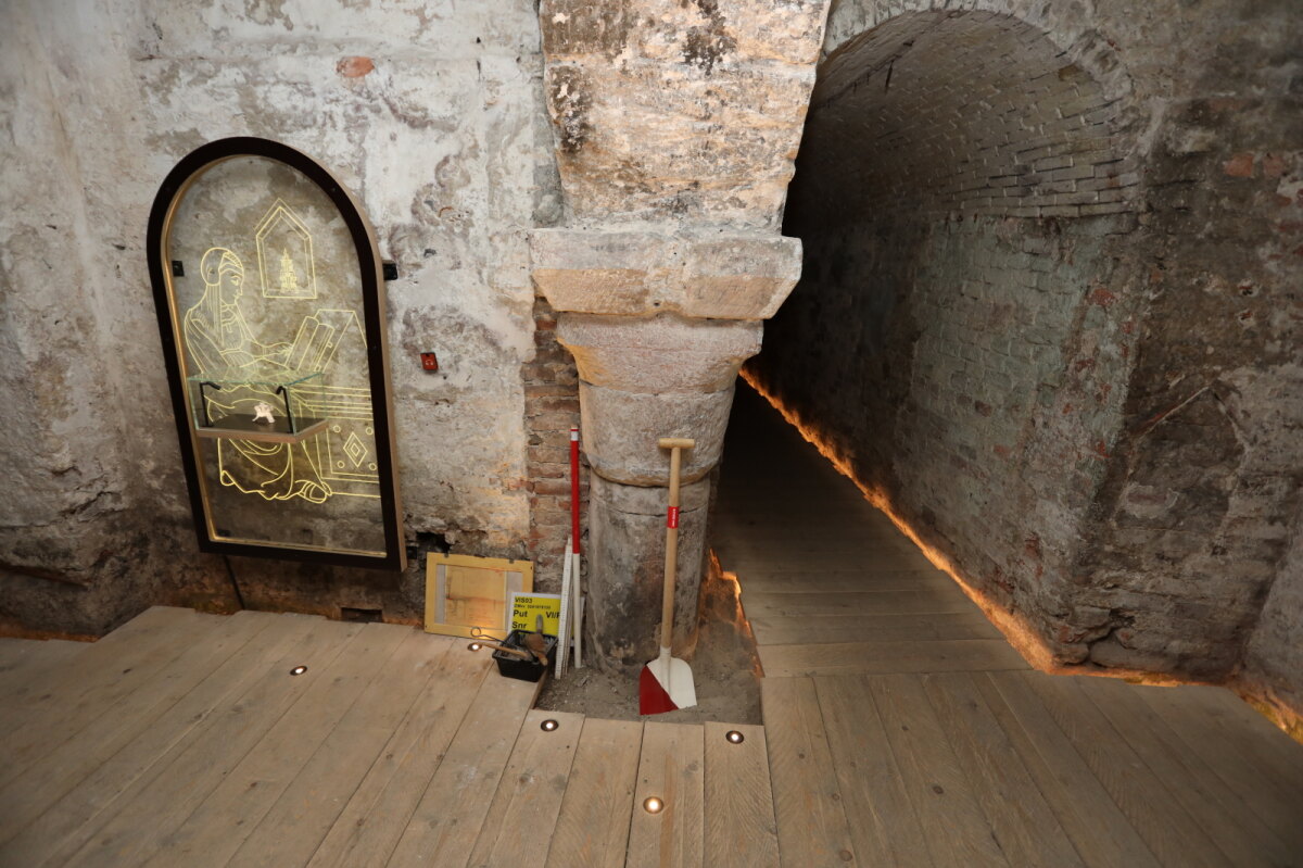 Een van de overgebleven zuilen uit de onderzaal van paleis Lofen. Foto: Ton van den Berg