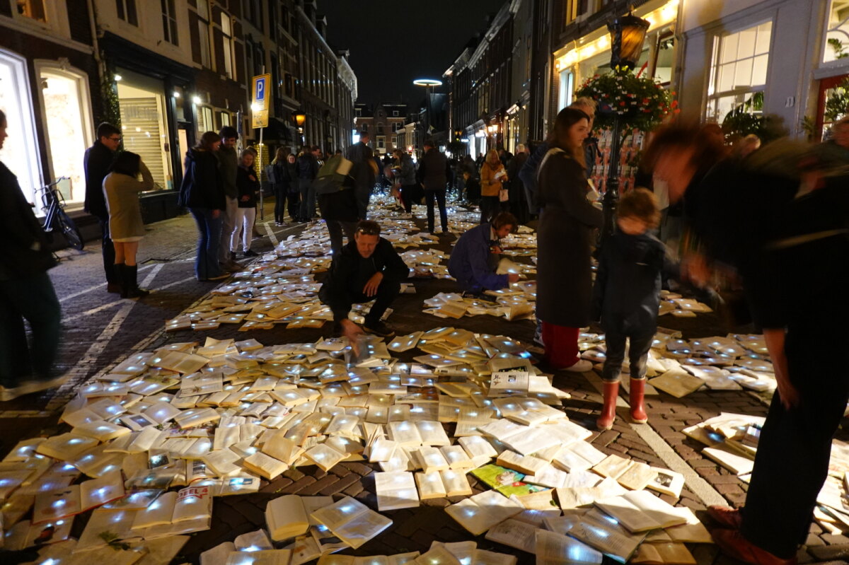 Het Utrechtse literatuurfestival opende in 2022 met een 'verlichte boekenrivier' in de Minrebroederstraat. Foto: Ton van den Berg