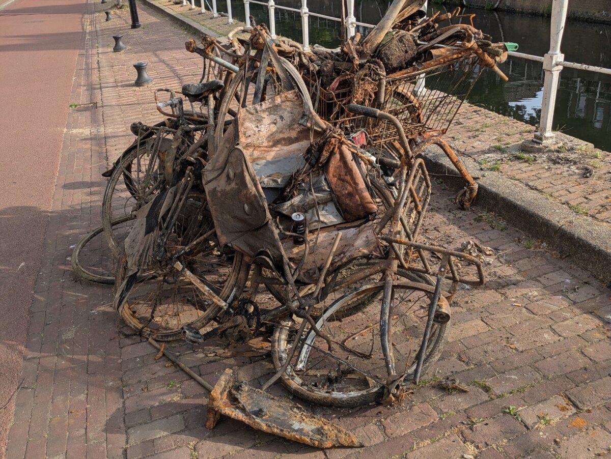 Fietsen en winkelwagen op de Zeedijk. Foto: QA