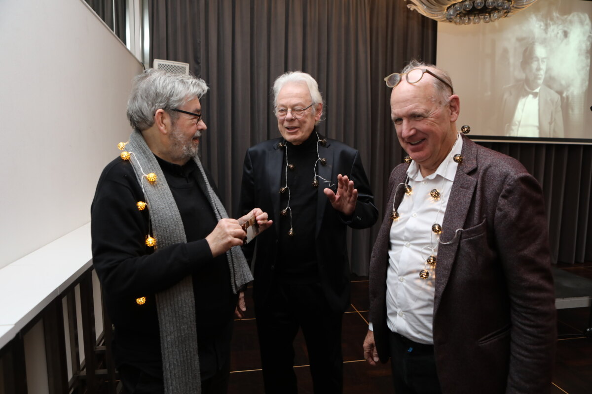 Felix Visser (midden) met Maarten van Rossem (links) en Philip Freriks bij de opening van de expositie Moesmania in de Stadsschouwburg. Foto: Ton van den Berg
