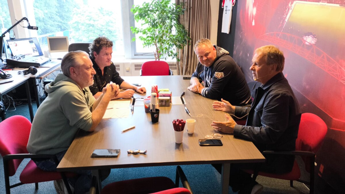Jeroen Verhoeven en Gert Kruijs (rechts) aan tafel voor de podcast met Evert van der Zouw en Maarten van Hoogevest. Foto: E. v/d Zouw
