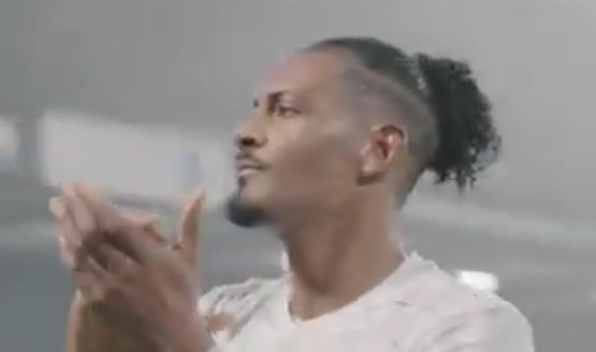 Haller bedankt na afloop het meegereisde Utrecht-publiek (still uit video van FC Utrecht).