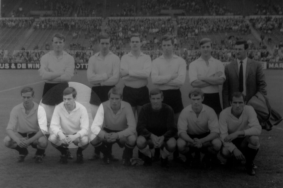 DOS in Basel in 1966 voor de Jaarbeursstedenbeker. Staand v.l.n.r: Johan Plageman, Arie de Kuyper, Leo de Vroet, Ton van der Linden, Eddy Achterberg, trainer Louis van den Bogert; gehurkt: Hans de Weerd, Joop van den Bogert, Ed van Stijn, Theo Hoogeveen, Henk Wery en Ben Aarts.
