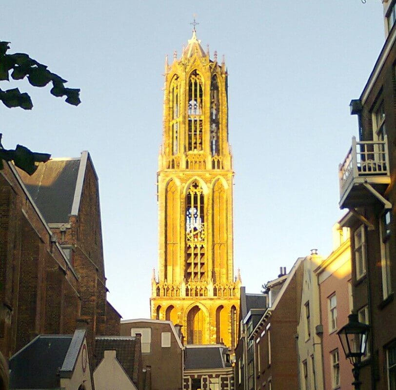 De Domtoren vanaf het Buurkerkhof op een zonnige avond. Foto: V. Oldenborg