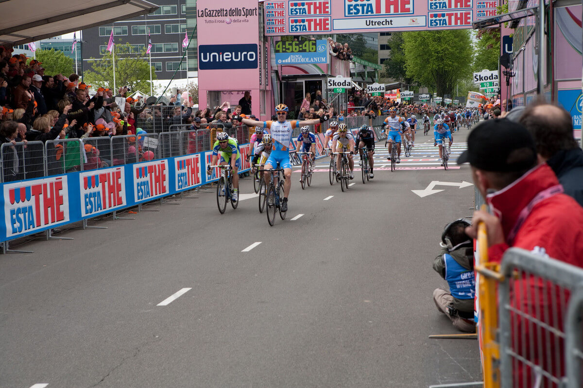 De finish tijdens de Giro in 2010 aan de Croeselaan. Foto: Ton van den Berg