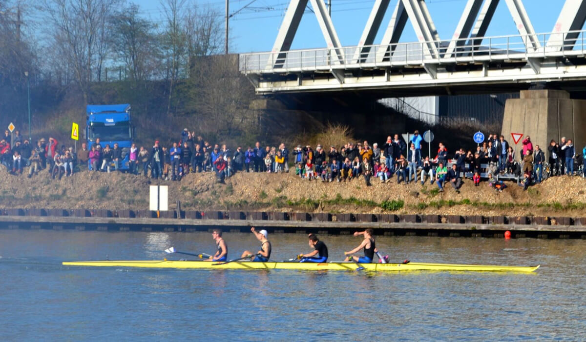 De winnaars Skadi uit Rotterdam gaan over de finish bij de Varsity. Foto: Varsity
