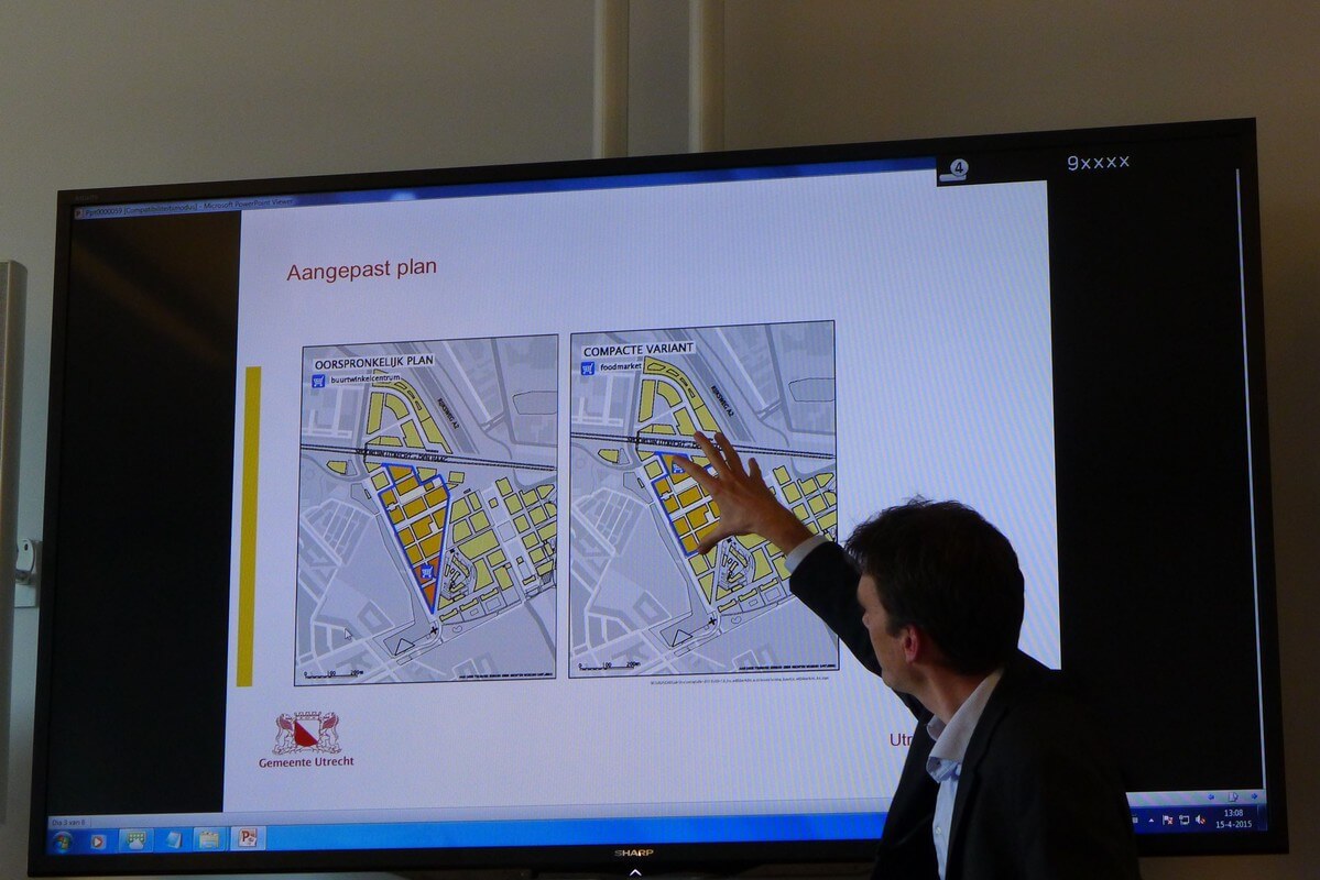 Een medewerker van ASR/Vesteda toont de nieuwe plannen voor Leidsche Rijn Centrum. Foto: Ton van den Berg