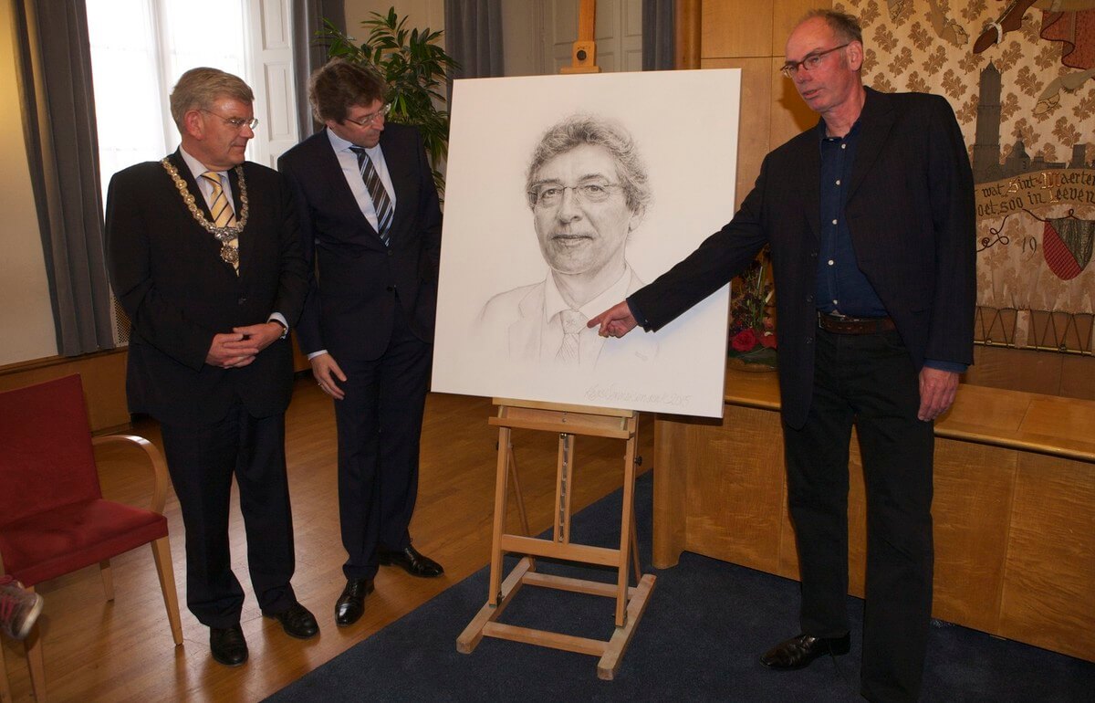 Burgemeester Van Zanen, oud-burgemeester Wolfsen en kunstenaar Wennekendonk bij het Wolfsenportret. Foto: Ton van den Berg