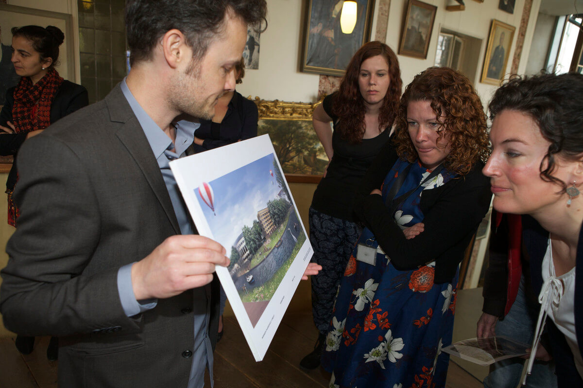 Raadsleden van de commissie Stad en Ruimte bekijken het bouwplan van het Wijk C-komitee. Foto: Ton van den Berg