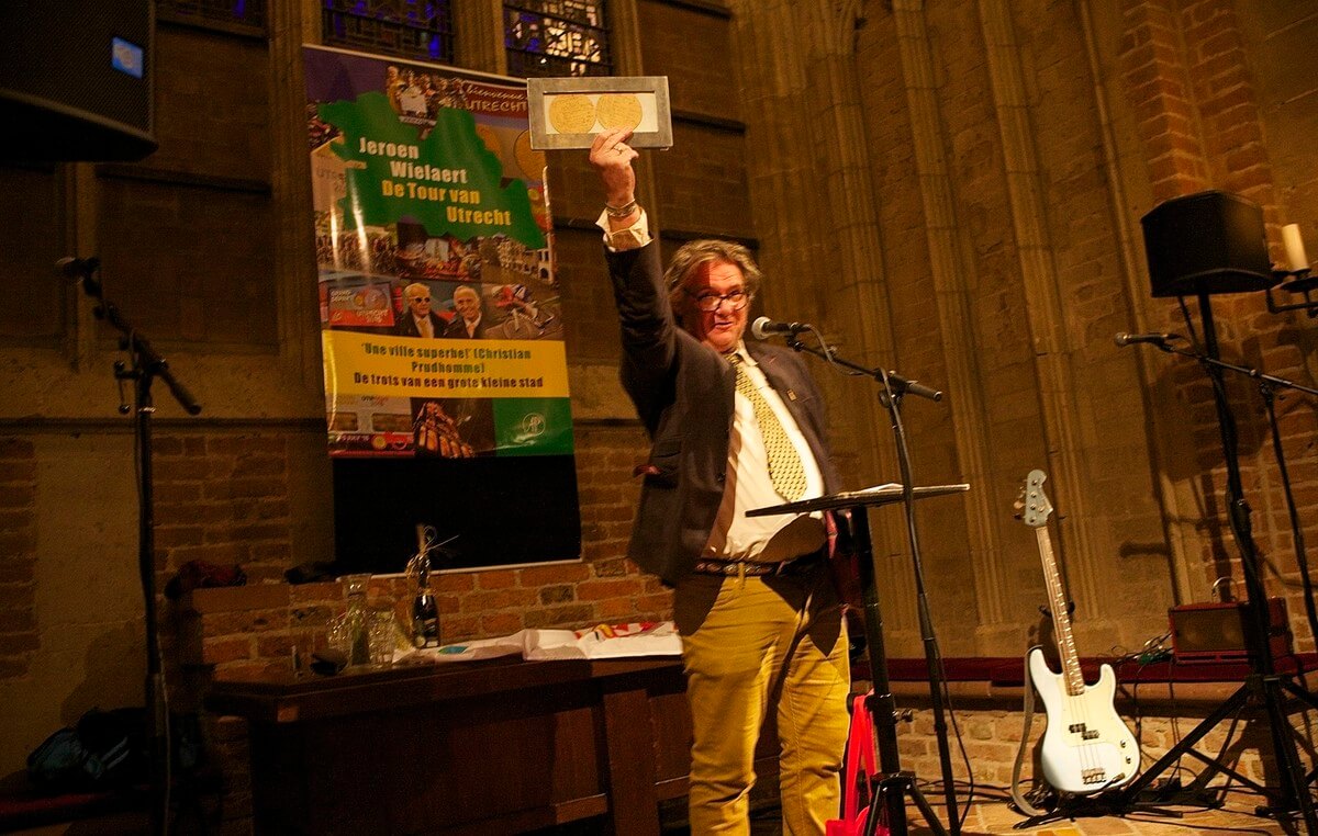 Jeroen Wielaert toont de twee viltjes waarop het plan de Tour binnen te halen is beschreven. Foto: Ton van den Berg