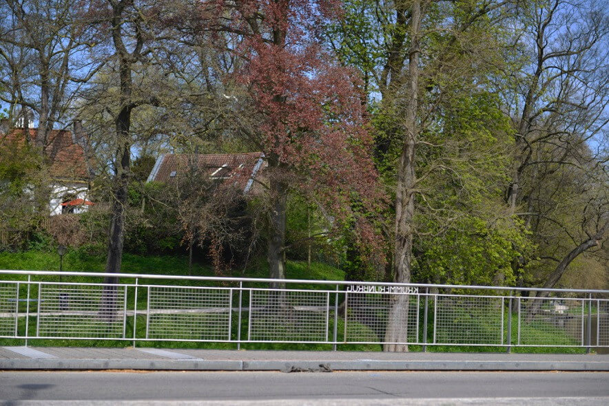 Geen enkel liefdesslot meer te zien op de Krommerijnbrug. Foto: Rob van der Lingen
