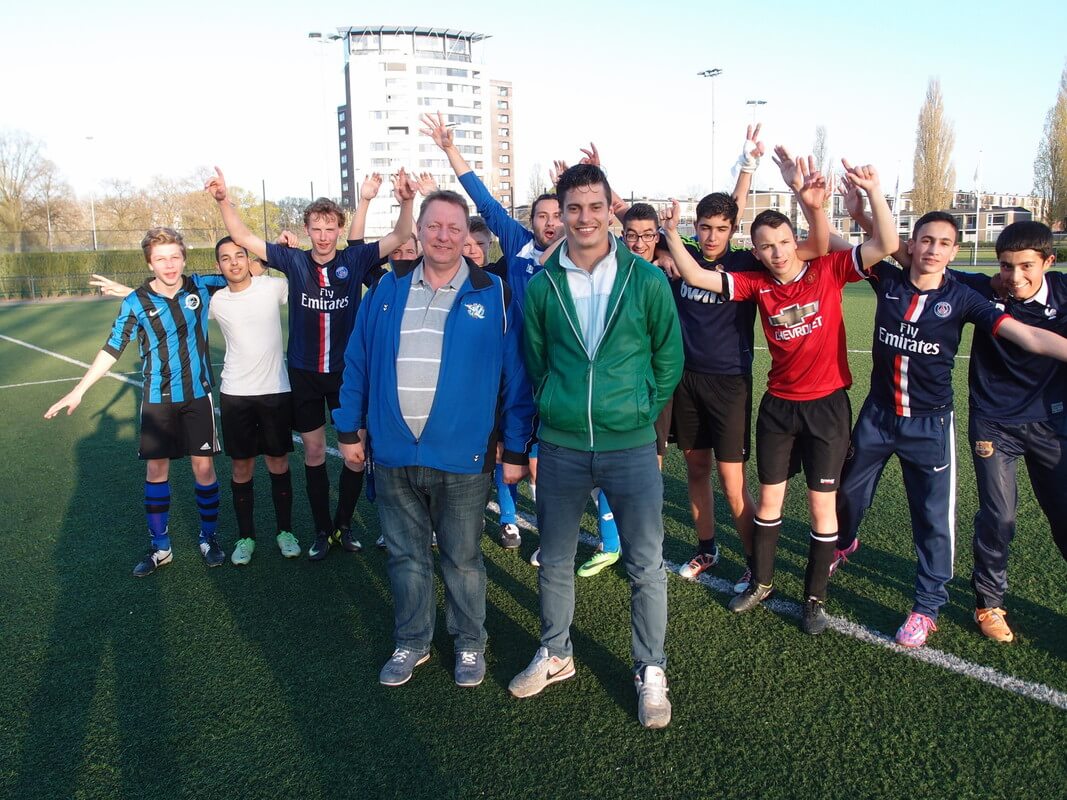 Voorzitter Michel Marree (links) en Dirk Pronk met daarachter de jeugdspelers van de B-2 die zaterdag tegen Hellas Sport uit Zaandam de finale van de KNVB-beker kunnen bereiken. Foto: L. Engelman