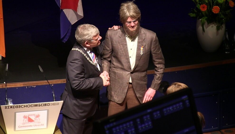 Burgemeester Van Zanen deelt een onderscheiding uit aan 'de heer Simons'. Foto: Rambam