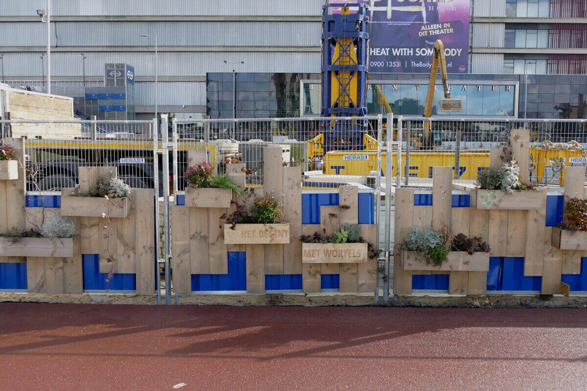 Bouwhekken met groen op het Jaarbeursplein. Foto: Ton van den Berg