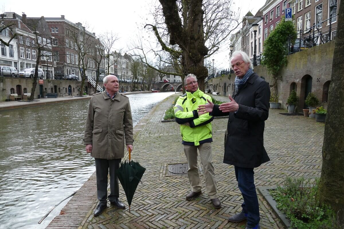 Wethouder Geldof (links), bomenexpert Frank van den Brink en projectleider restauratie walmuren Wolter Jan van Althuis aan de Oudegracht. Foto: Ton van den Berg