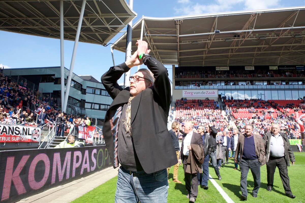 Joop van Maurik voert de 'legends' van FC Utrecht aan. Foto: Ton van den Berg