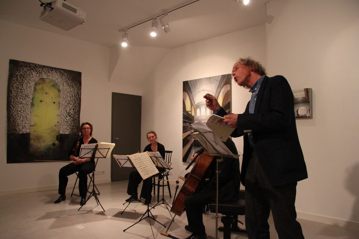 Dichter Henk Ester met het Utrechts String Quartet in Galerie Kuub. Foto: D. van Dijk