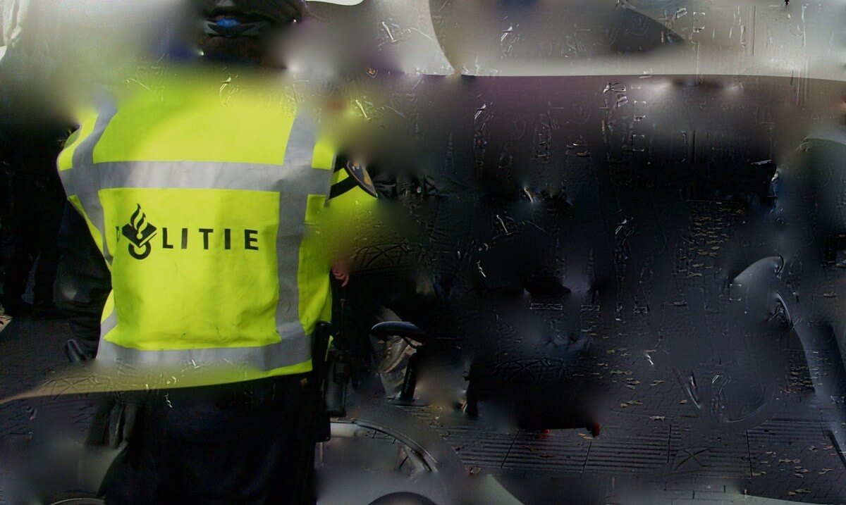 'Omsingeld door agenten'. Foto: Nieuws030