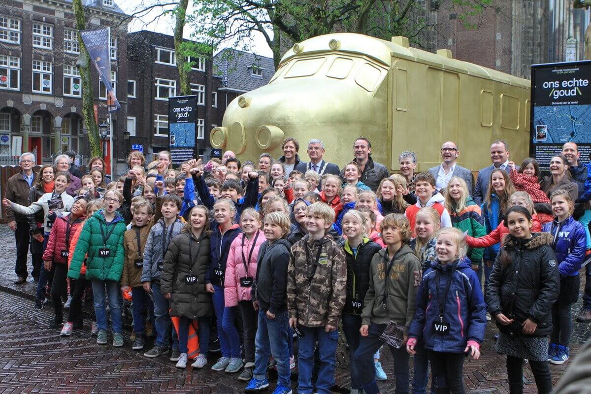 Leerlingen van de Odyssee bij de start van de Museumweek op het Domplein. Foto Johan Morgenstond