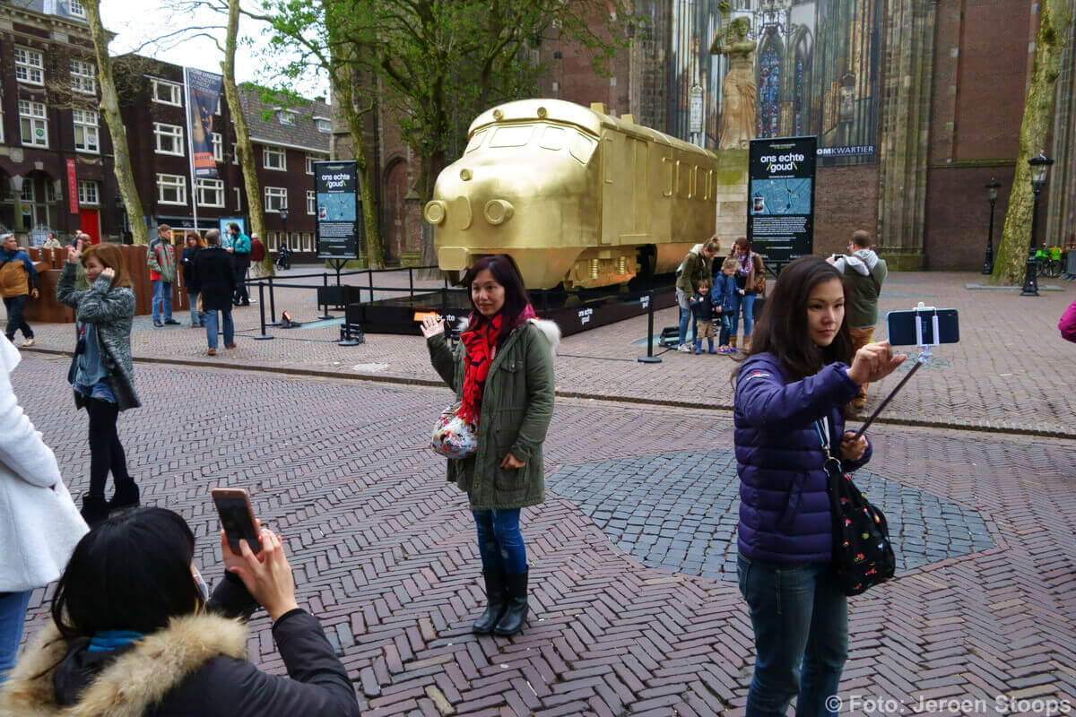 Toeristen gaan op de foto met de Gouden Hondekop. Foto: Jeroen Stoops