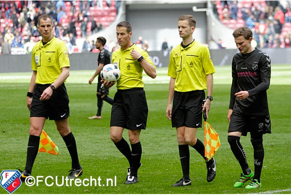 Het scheidsrechterstrio in de Arena met in het midden Danny Makkelie. Foto: Frank Zilver