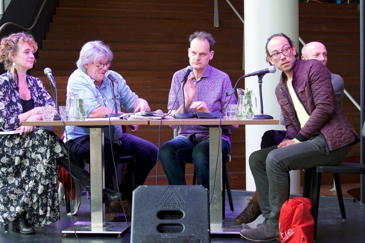 Vlnr: Ine Gevers (artistiek leider Hacking Habitat. Art of Control), Jeroen Wielaert, Vincent Bijlo, en half in beeld Harm Lambers (directeur Theater Kikker en Podium Hoge Woerd) en Michaël Stoker (festivaldirecteur International Literature Festival Utre