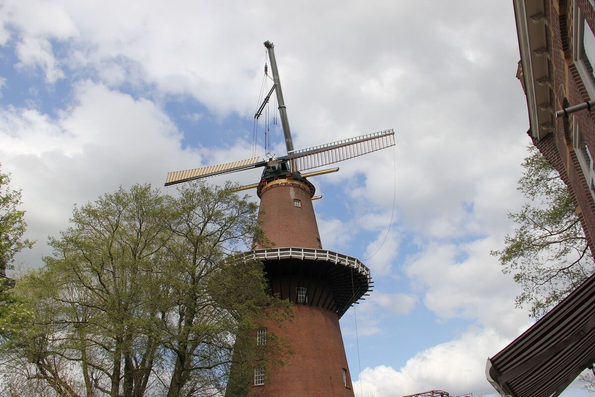 De kap op de molen Rijn en Zon is teruggeplaatst. Foto: Willem Geijssen