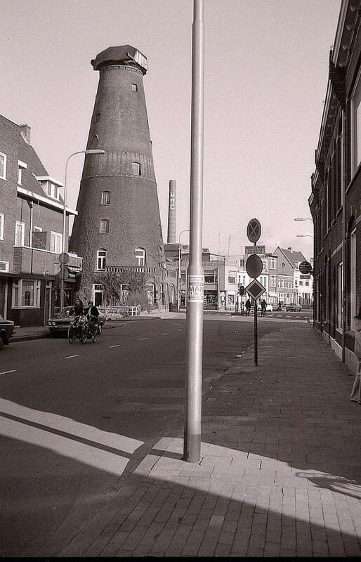  De molen zonder wieken in de jaren ’70. Op de achtergrond de schoorsteenpijp van de toenmalige Utrechtse Melk Centrale. Foto W. Geijssen