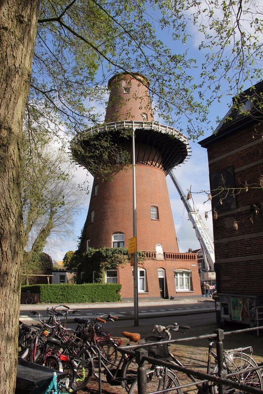 De molen staat er dinsdagochtend nog kap- en wiekloos bij. Foto: W. Geijssen 