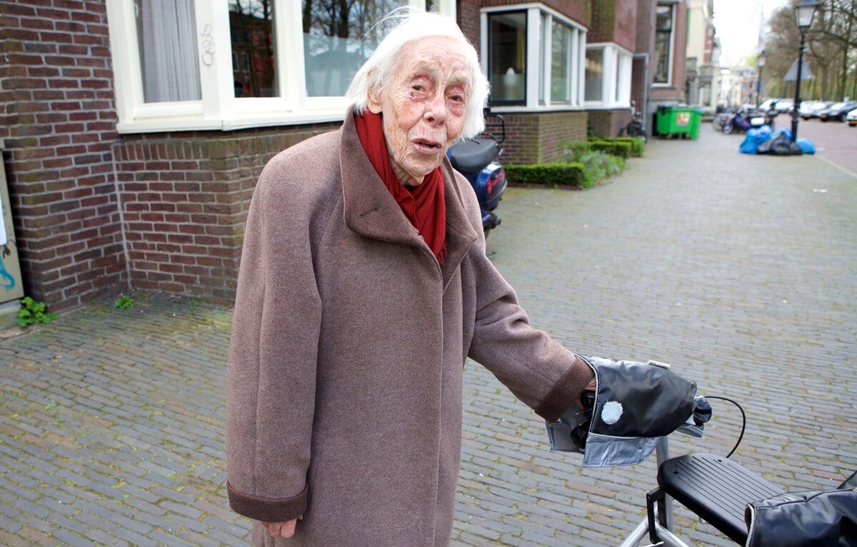 Hebe Kohlbrugge tijdens een wandeling op de Maliebaan. Foto: Ton van den Berg