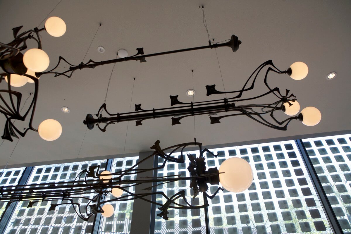 De jugendstillampen uit De Utrecht aan plafond in het cafe. Foto: Ton van den Berg
