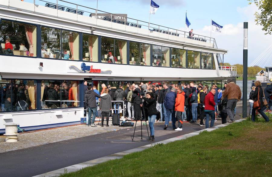 Een lange rij met supporters bij het aan boord gaan van de boot richting R'dam. Foto: Karin Michies