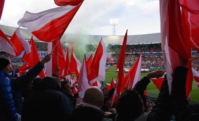 De FC laat zien dat het met duizenden in de Kuip is. Foto: Karin Michies