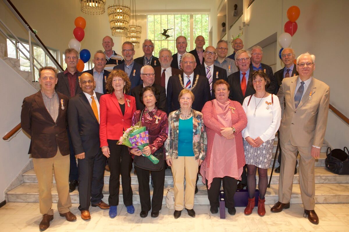 De gedecoreerden samen op de foto met burgemeester Jan van Zanen. Foto: Ton van den Berg