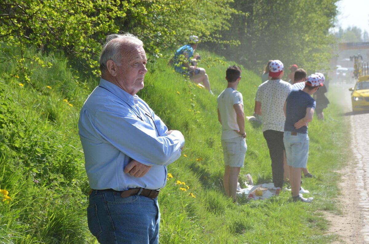 Jean-Marie Leblanc, de voormalige Tourbaas, langs de kant van de weg. Foto: Jeroen Wielaeert