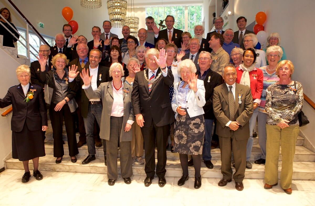 De gedecoreerden van 2017 op de foto met burgemeester Van Zanen. Foto: Ton van den Berg