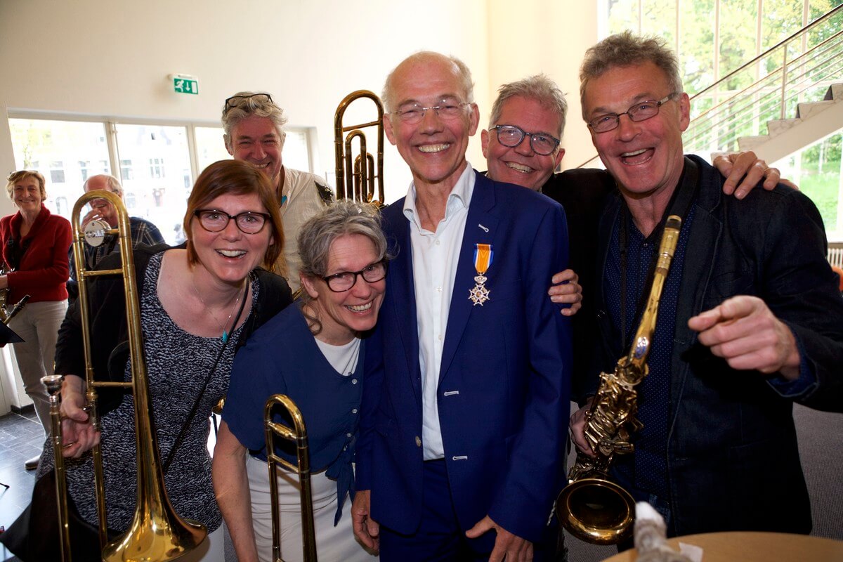 De heer Wittink met leden van het orkest Tegenwind. Foto: Ton van den Berg