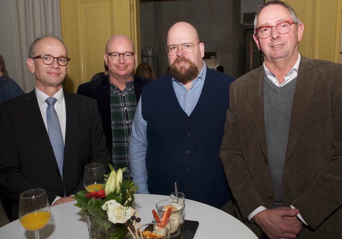 PVV-raadslid Van Deún (links) en zijn drie fractiemedewerkers. Foto: Ton van den Berg