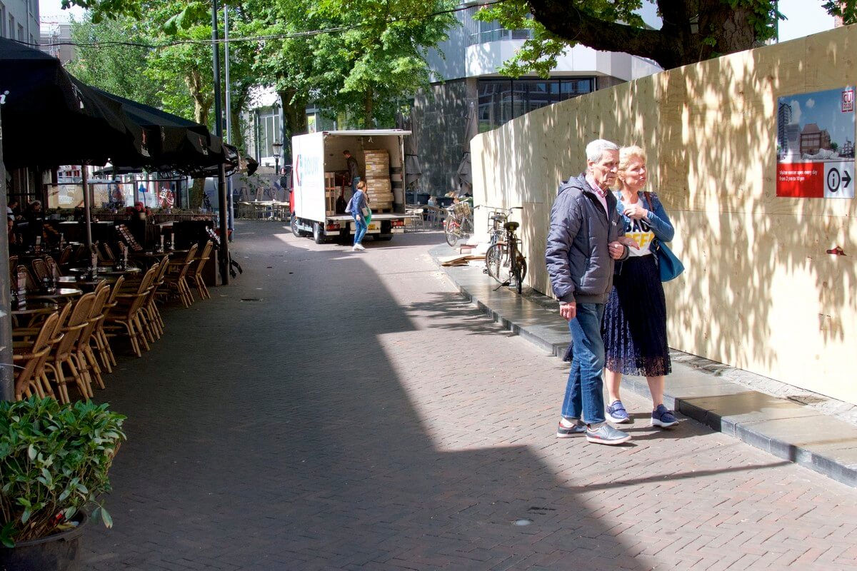 Uitzicht op de schutting aan de Neude. Foto: Ton van den Berg