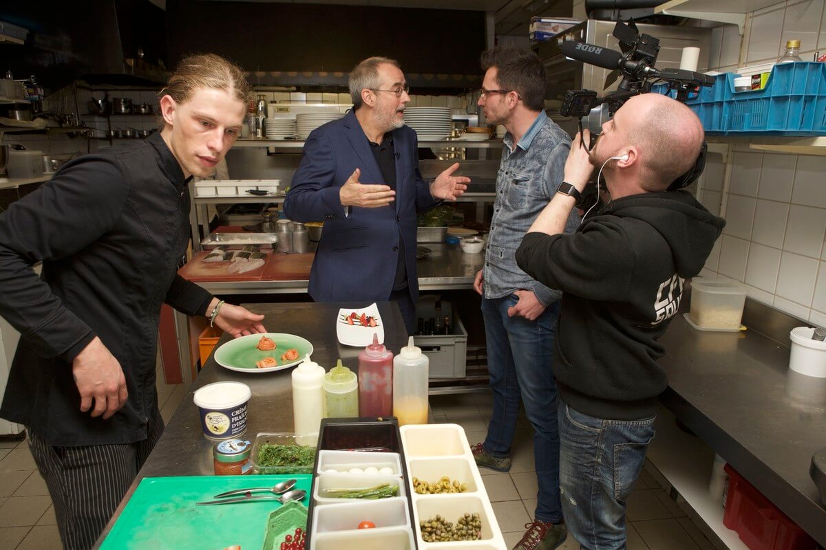 Tom Staal in gesprek met Ronald Giphart in de keuken van Chez Jacqueline. Foto: Ton van den Berg