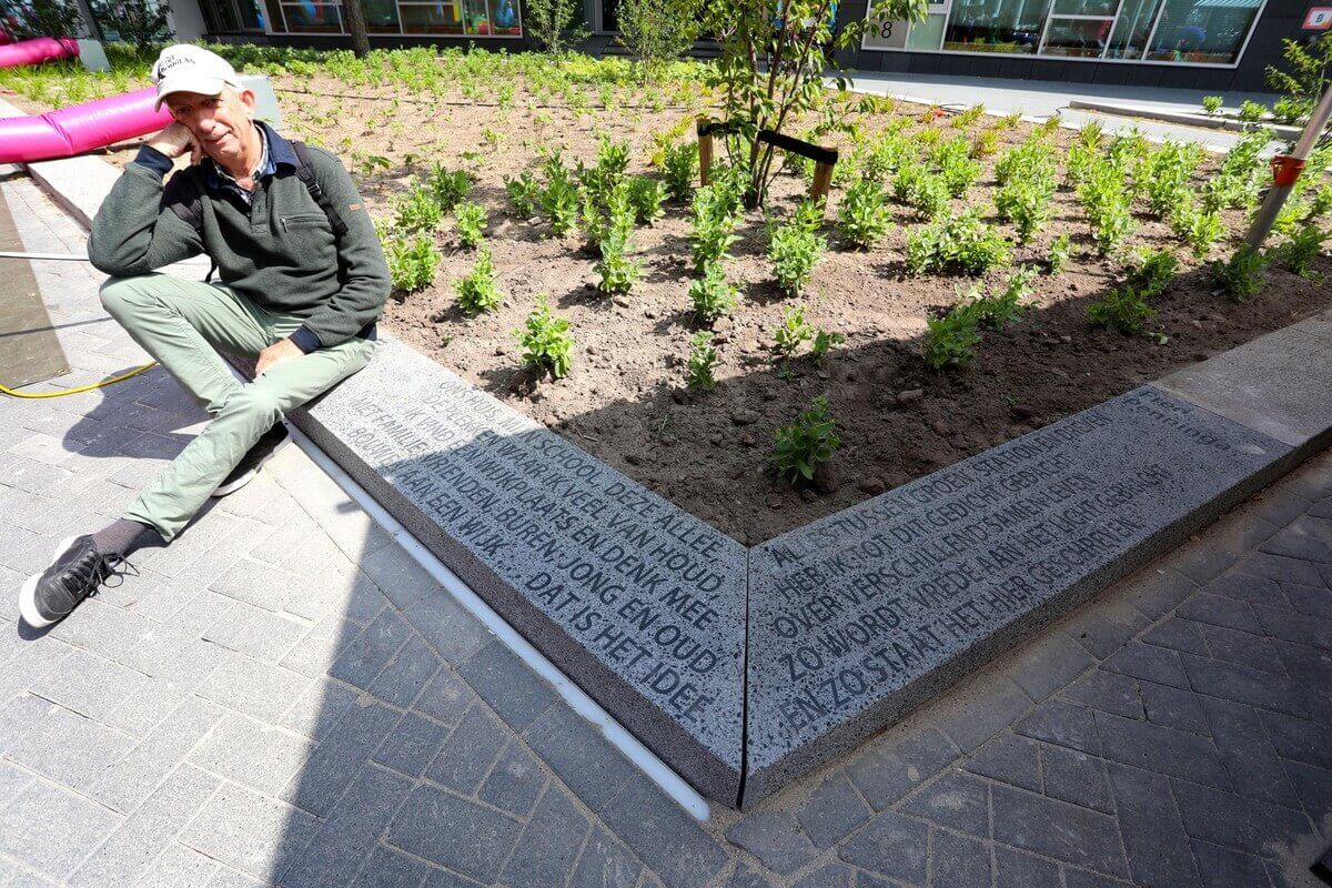 Fred Penninga bij zijn gedicht voor Overvecht. Foto: Ton van den Berg