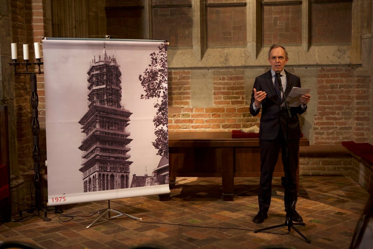 Wethouder Jansen bij de presentatie van het kostenplaatje restauratie Domtoren. Foto: Ton van den Berg