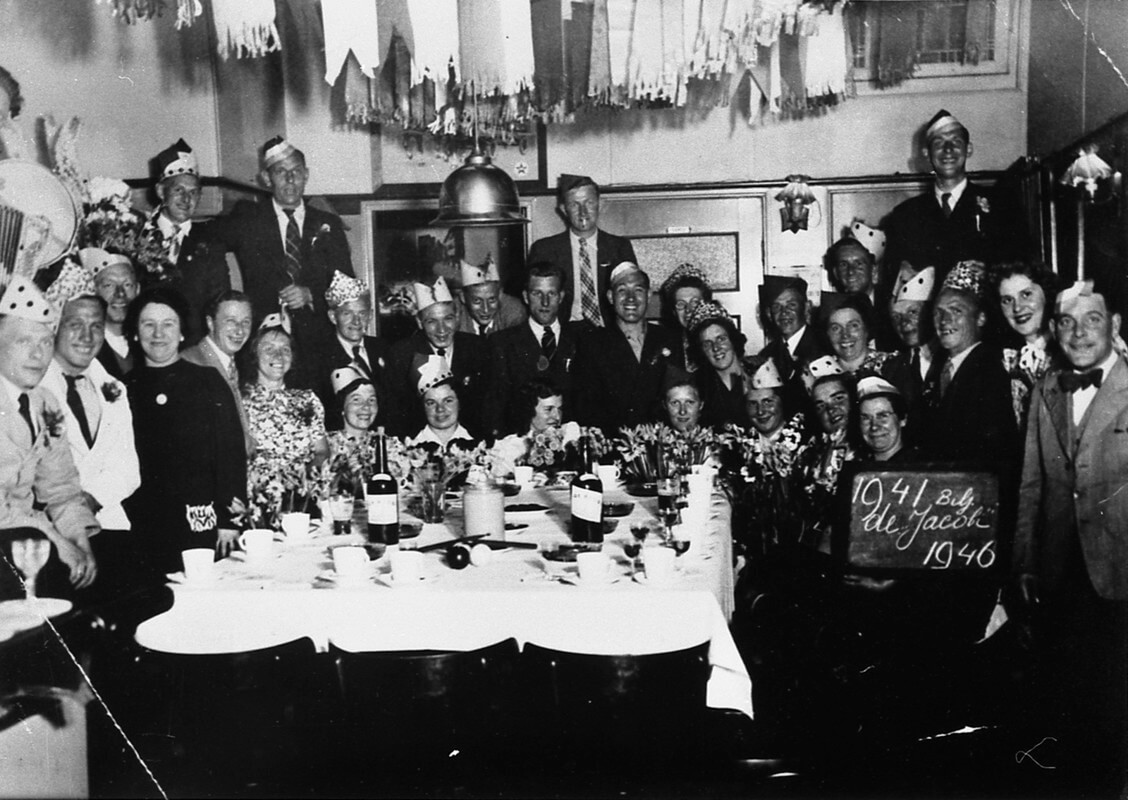 Jubileum van biljartvereniging Jacobi in 1946 in Wijk C. Foto: Volksbuurtmuseum