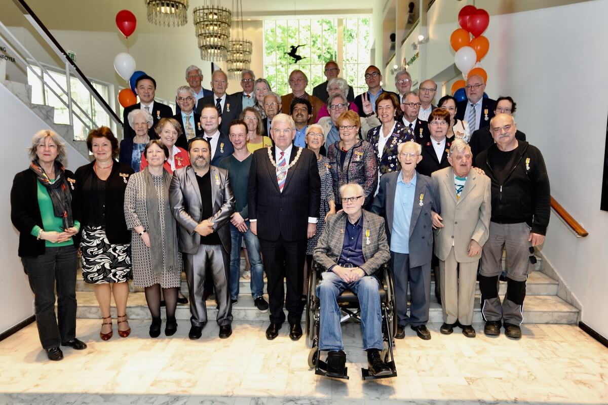 Alle 35 gedecoreerden met burgemeester Van Zanen voor de groepsfoto. Foto: Ton van den Berg
