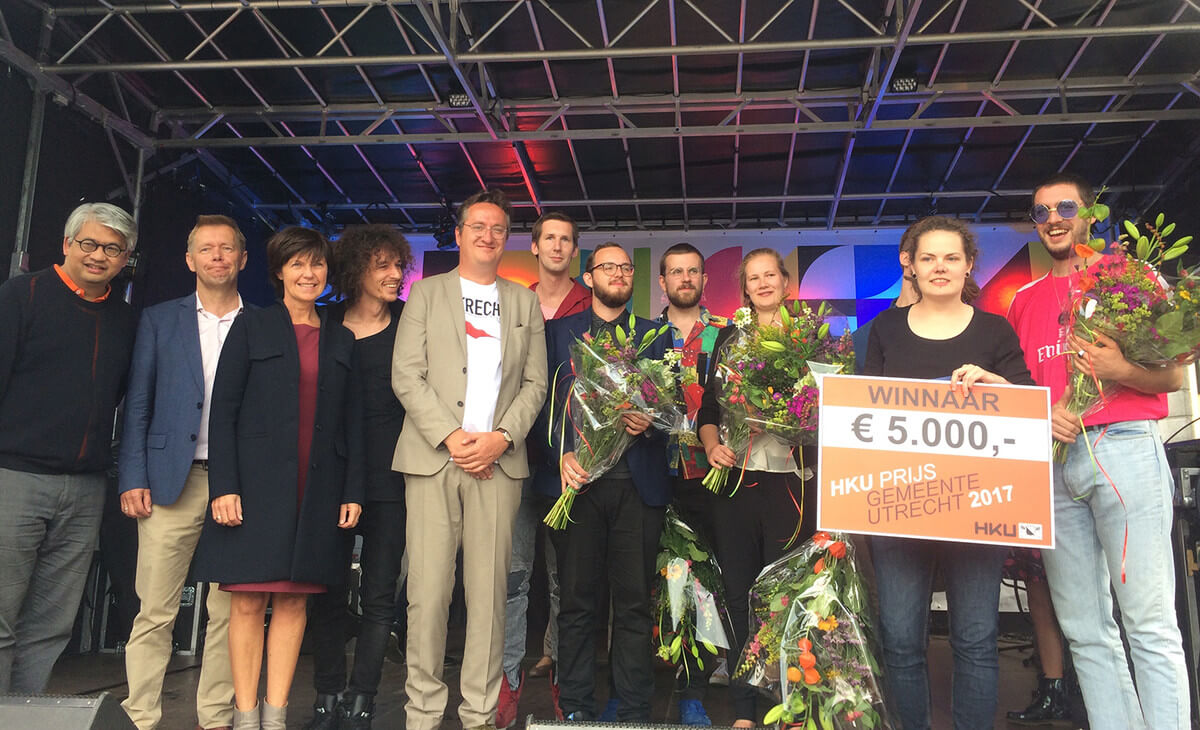 De prijswinnares, de andere genomineerden, de jury en de wethouder. Foto: Jim Terlingen