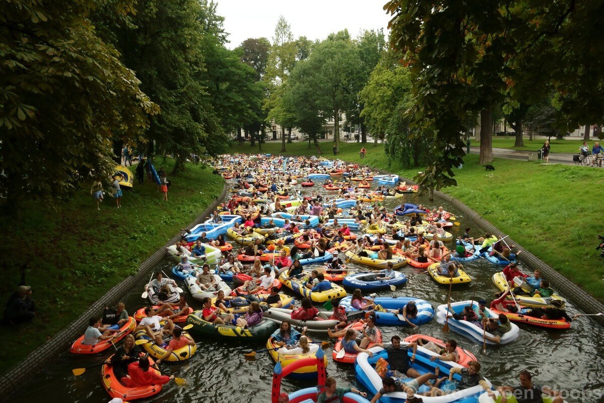 500 rubberbootjes in gracht en singel