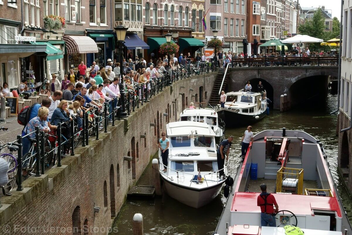Het is meten en passen in de gracht. Foto: Jeroen Stoops